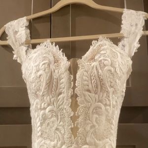 Never worn Martina Liana wedding gown with Sara Gabriel custom veil